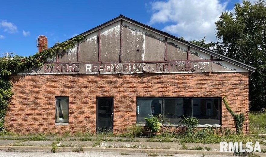 118 1ST Street  Girard IL 62640