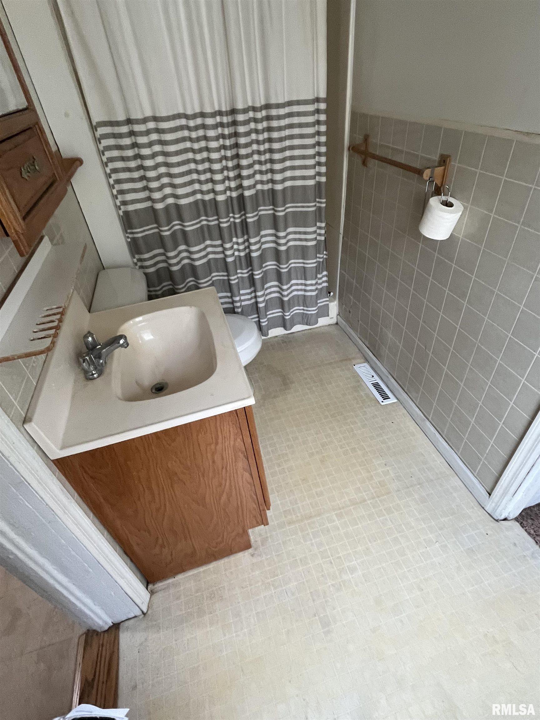 2801 ROOSEVELT Street  Clinton IA 52730