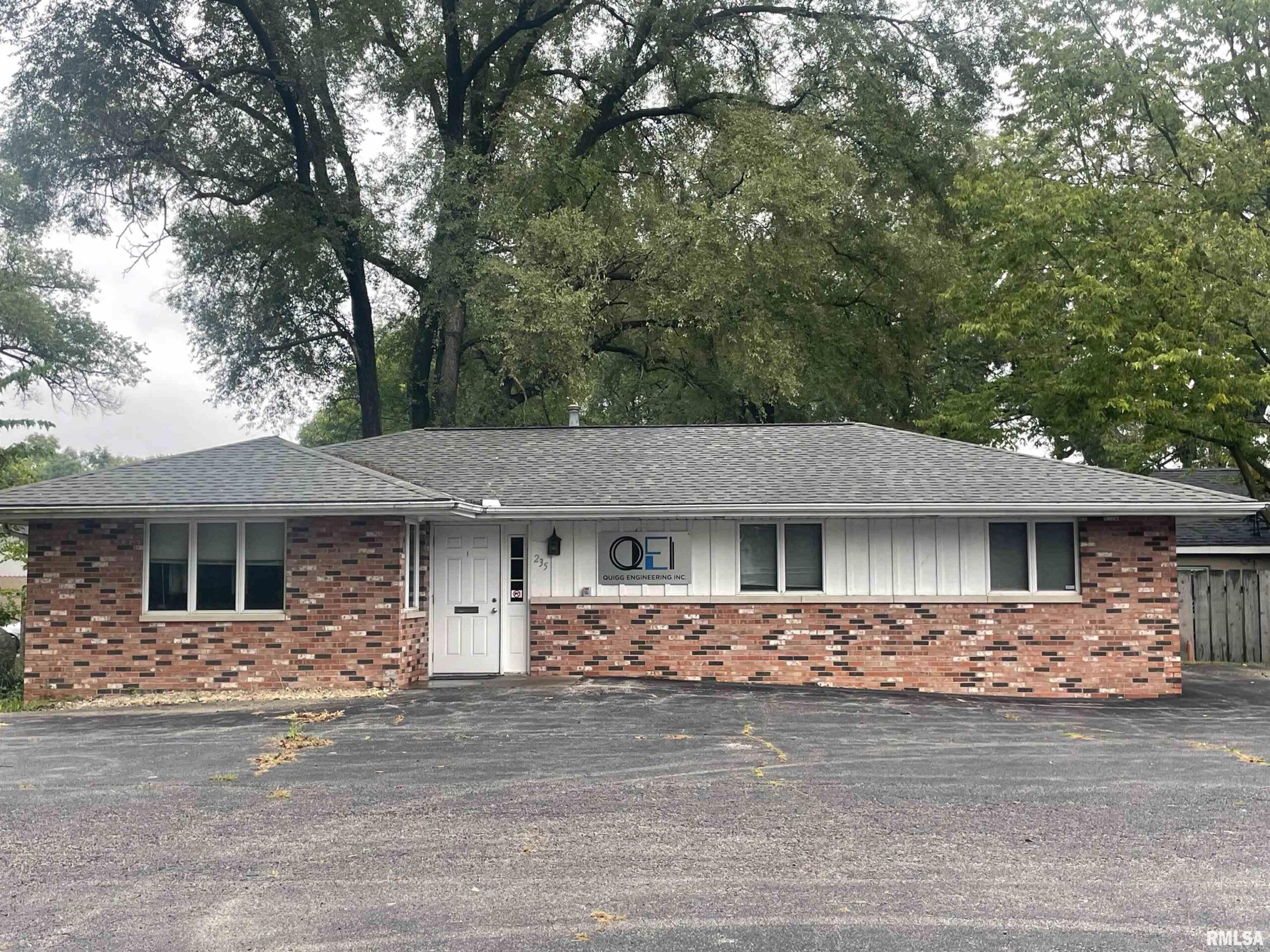 235 MEADOW Avenue  East Peoria IL 61611