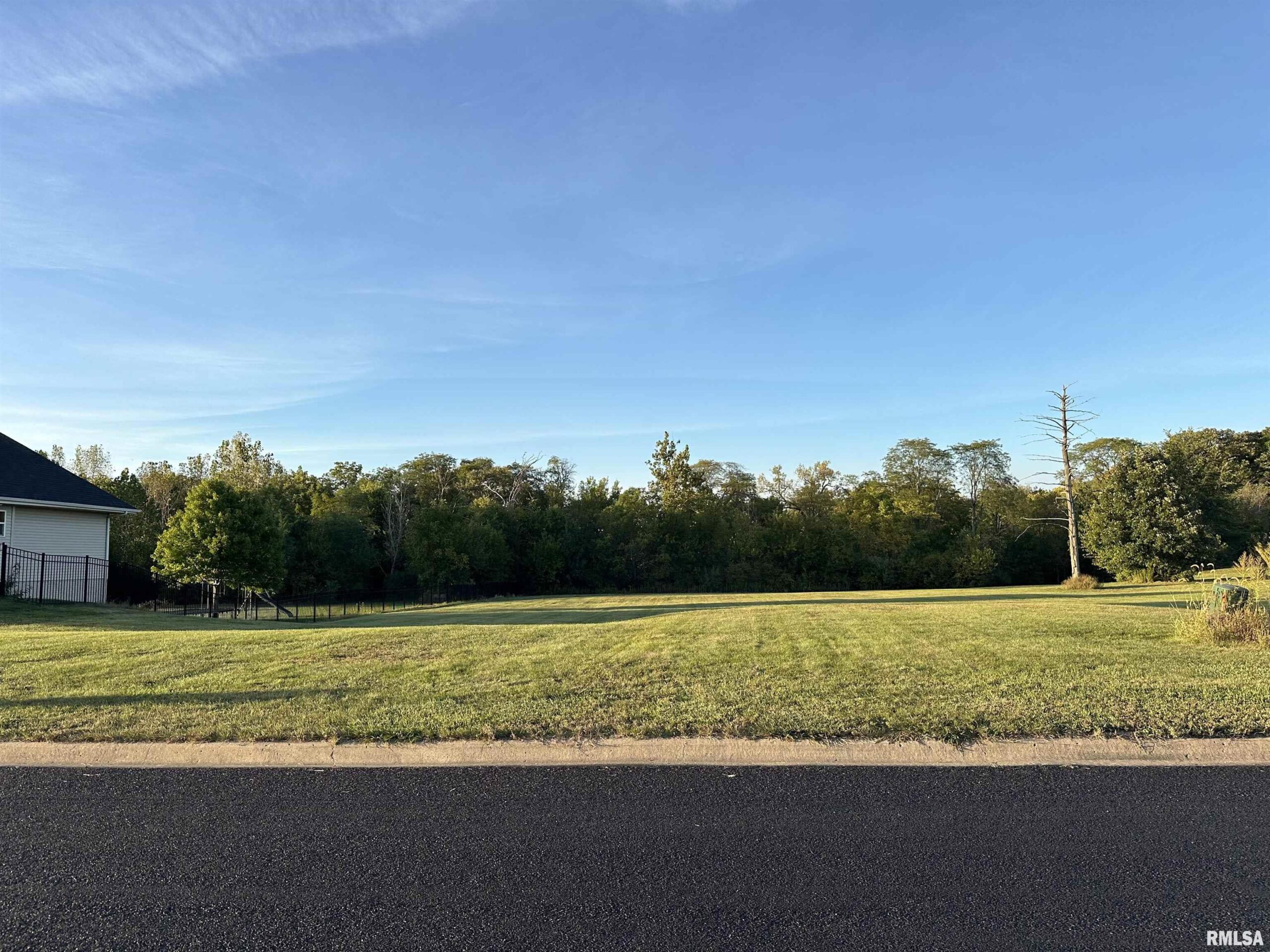 204 SILVER CREEK Drive  Washington IL 61571