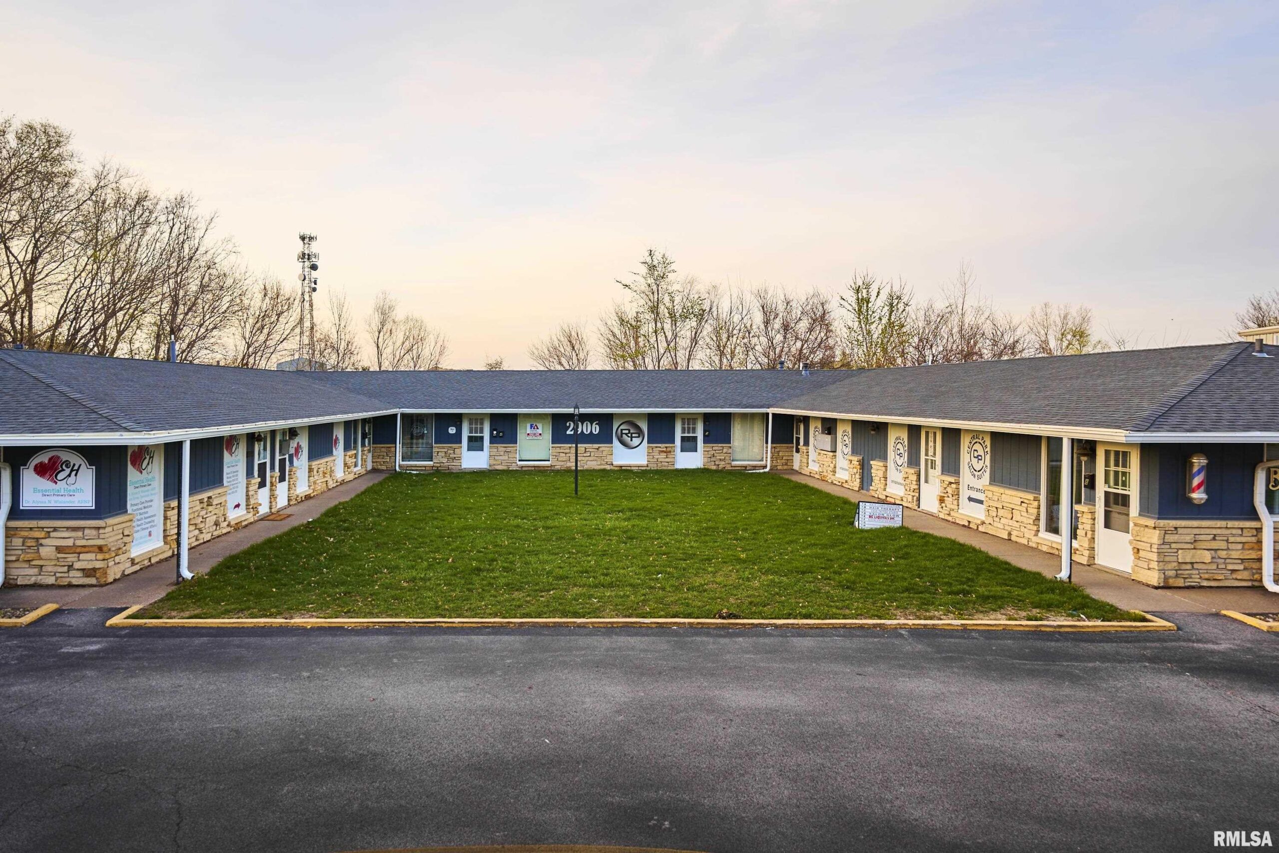 2906 CENTRAL PARK Avenue 8 Davenport IA 52804