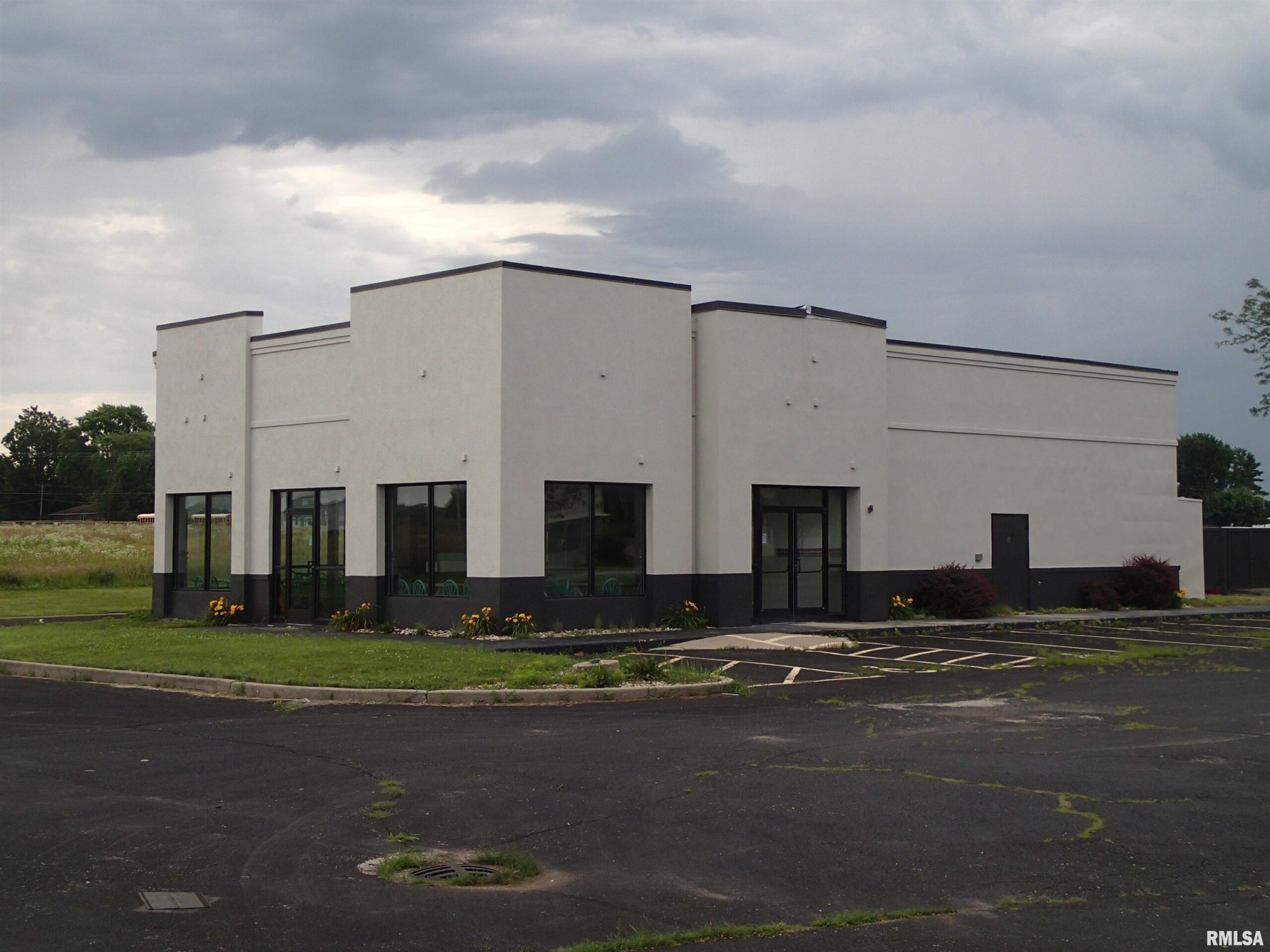 2775 WOODLAWN Road  Lincoln IL 62656