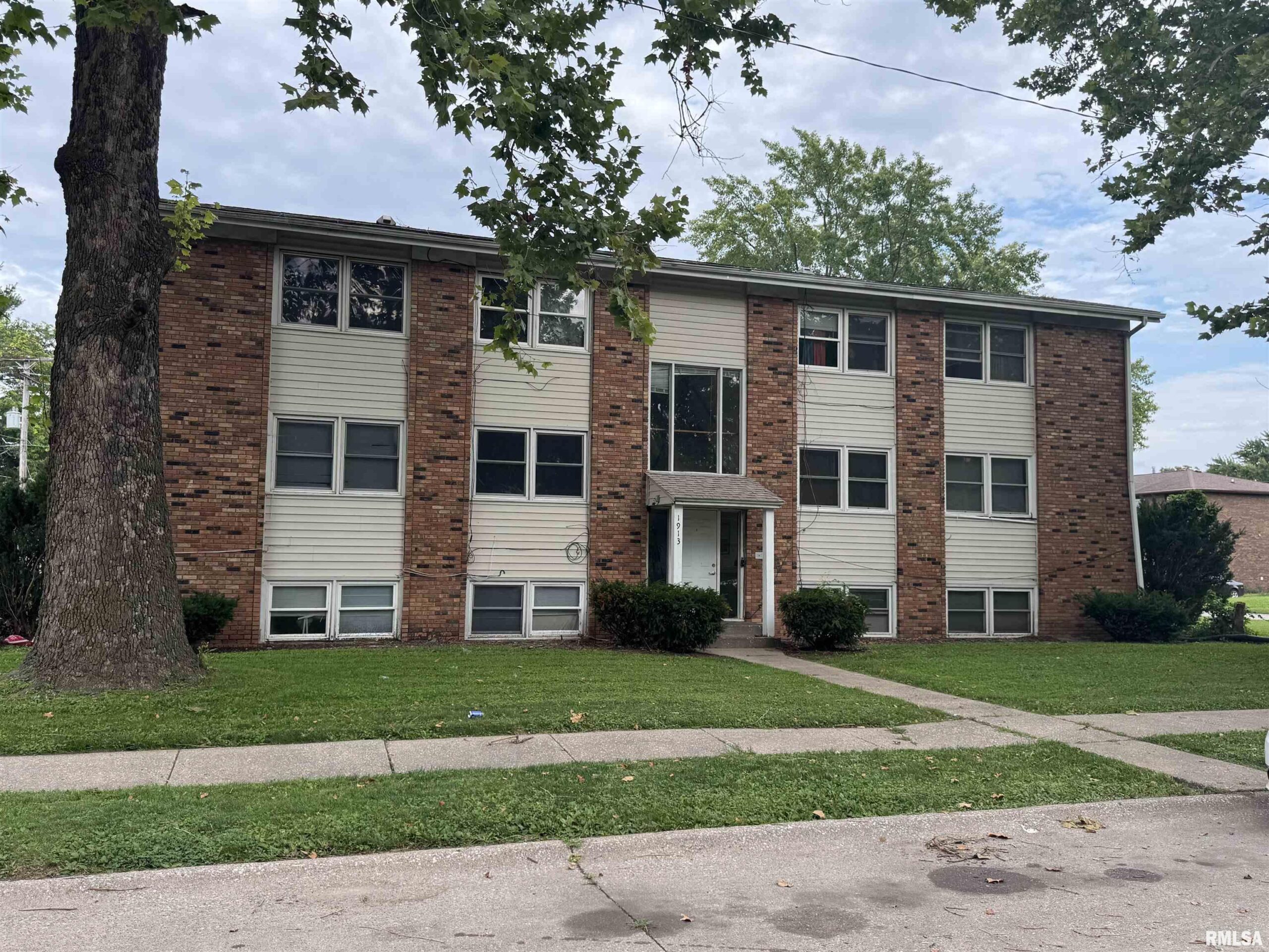 1913 15TH Street  Silvis IL 61282