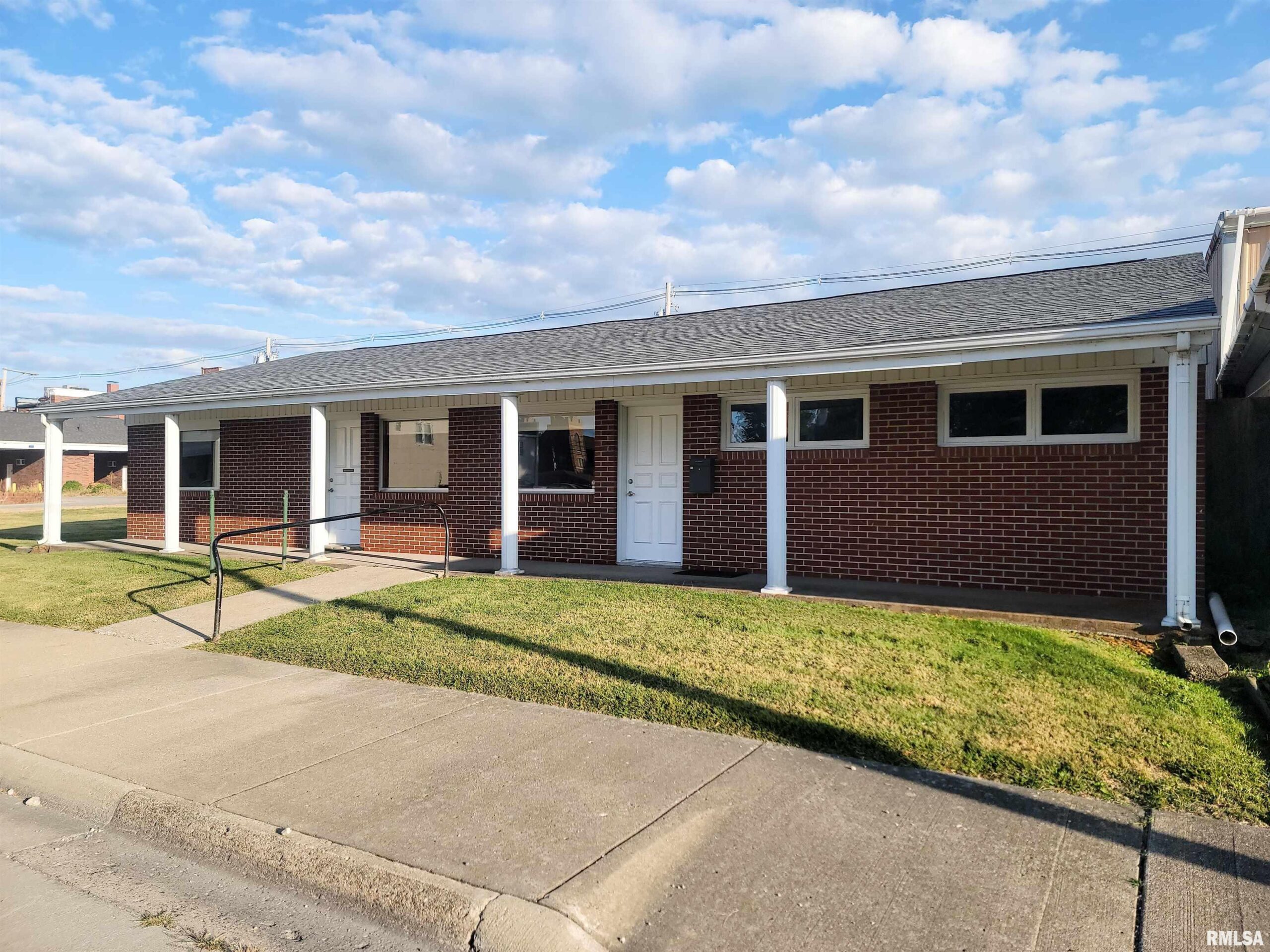 121 2ND Street  Flora IL 62839