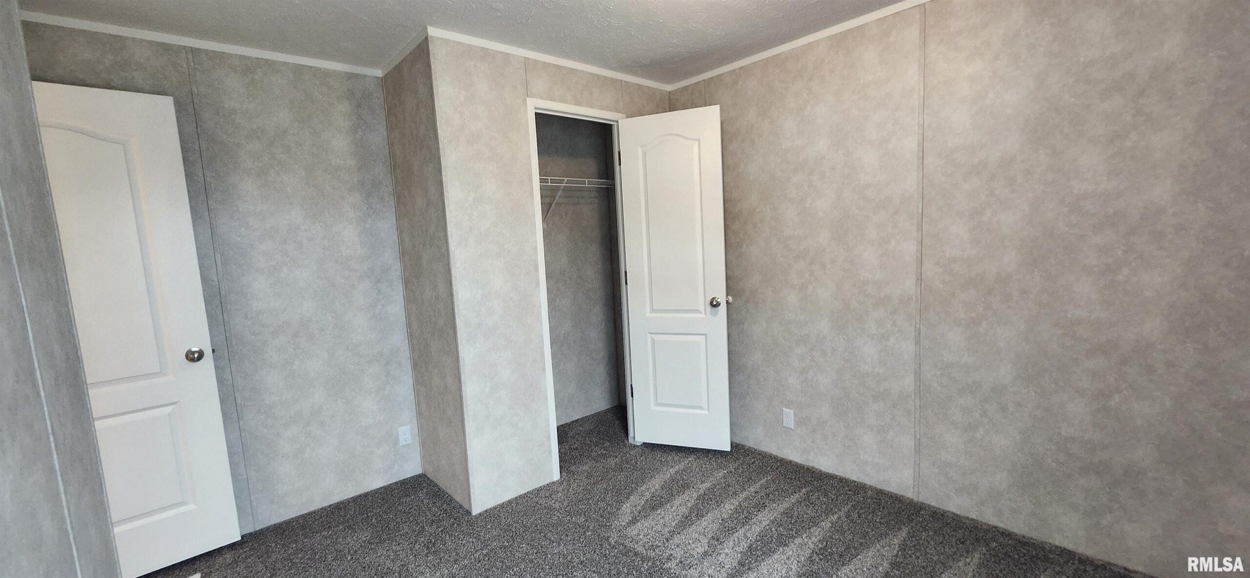 5425 VALLEY Drive 9 Bettendorf IA 52722