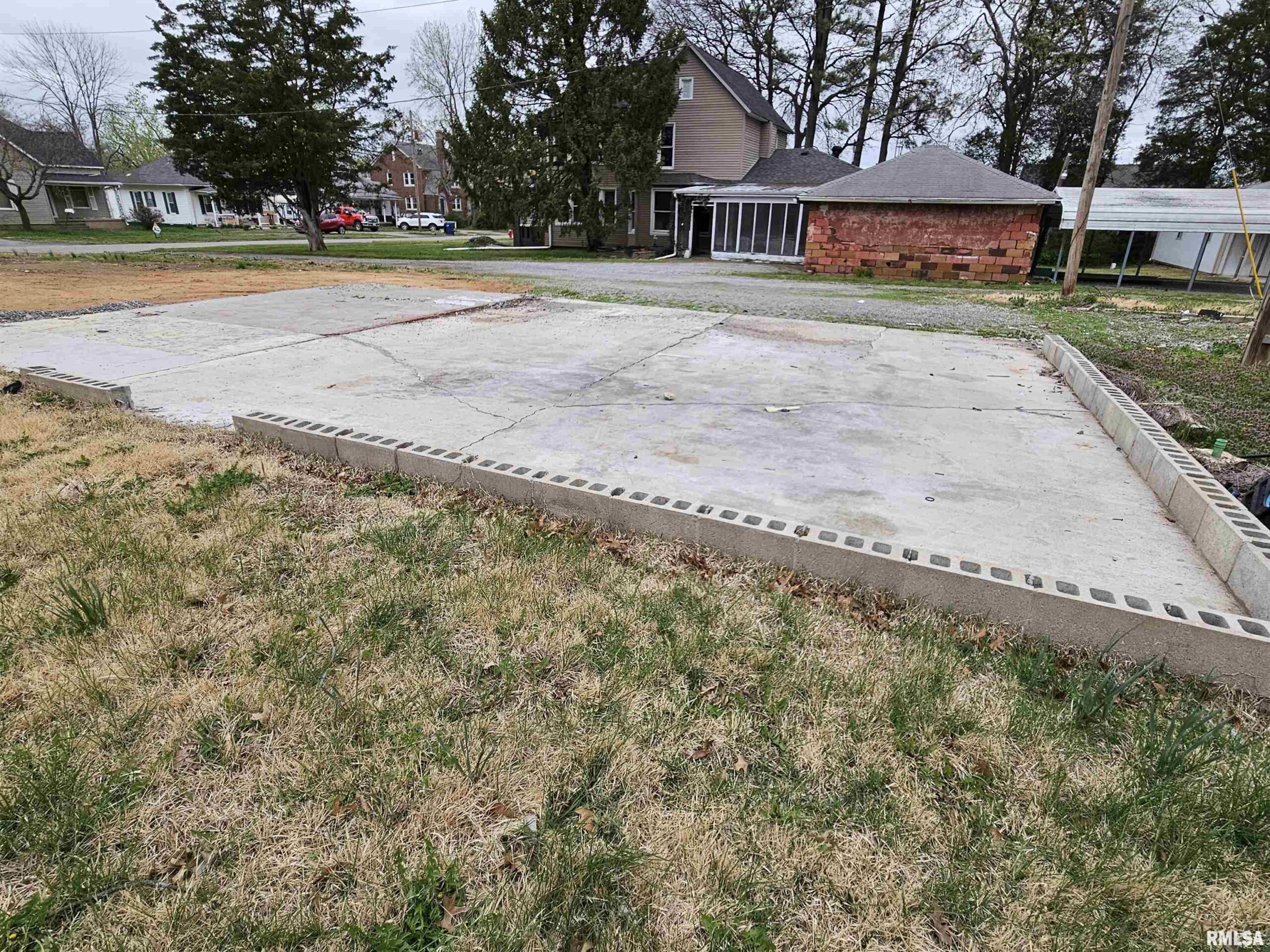 618 MCKINLEY Street Harrisburg IL 62946