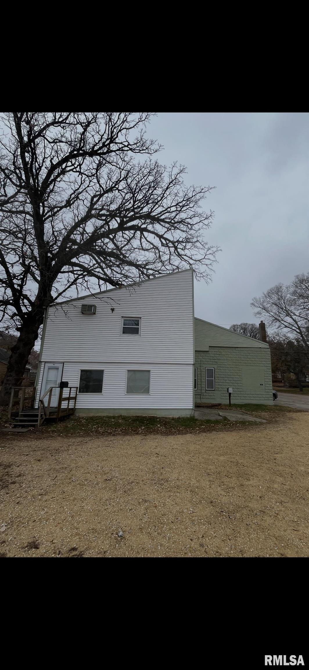 1802 CAMANCHE Avenue Clinton IA 52732