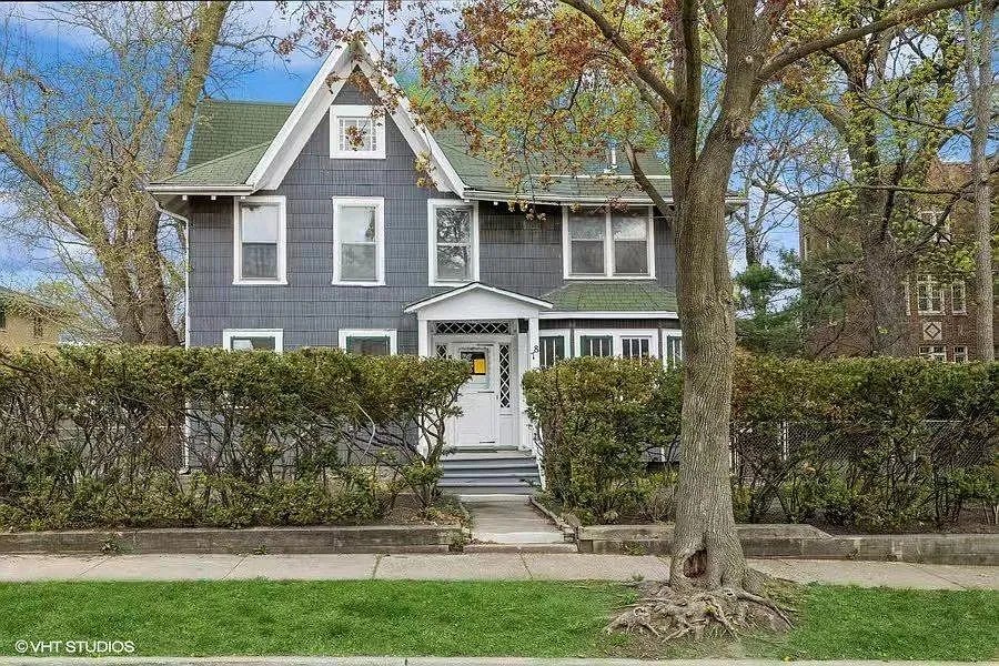 78 Pine Avenue  Riverside IL 60546