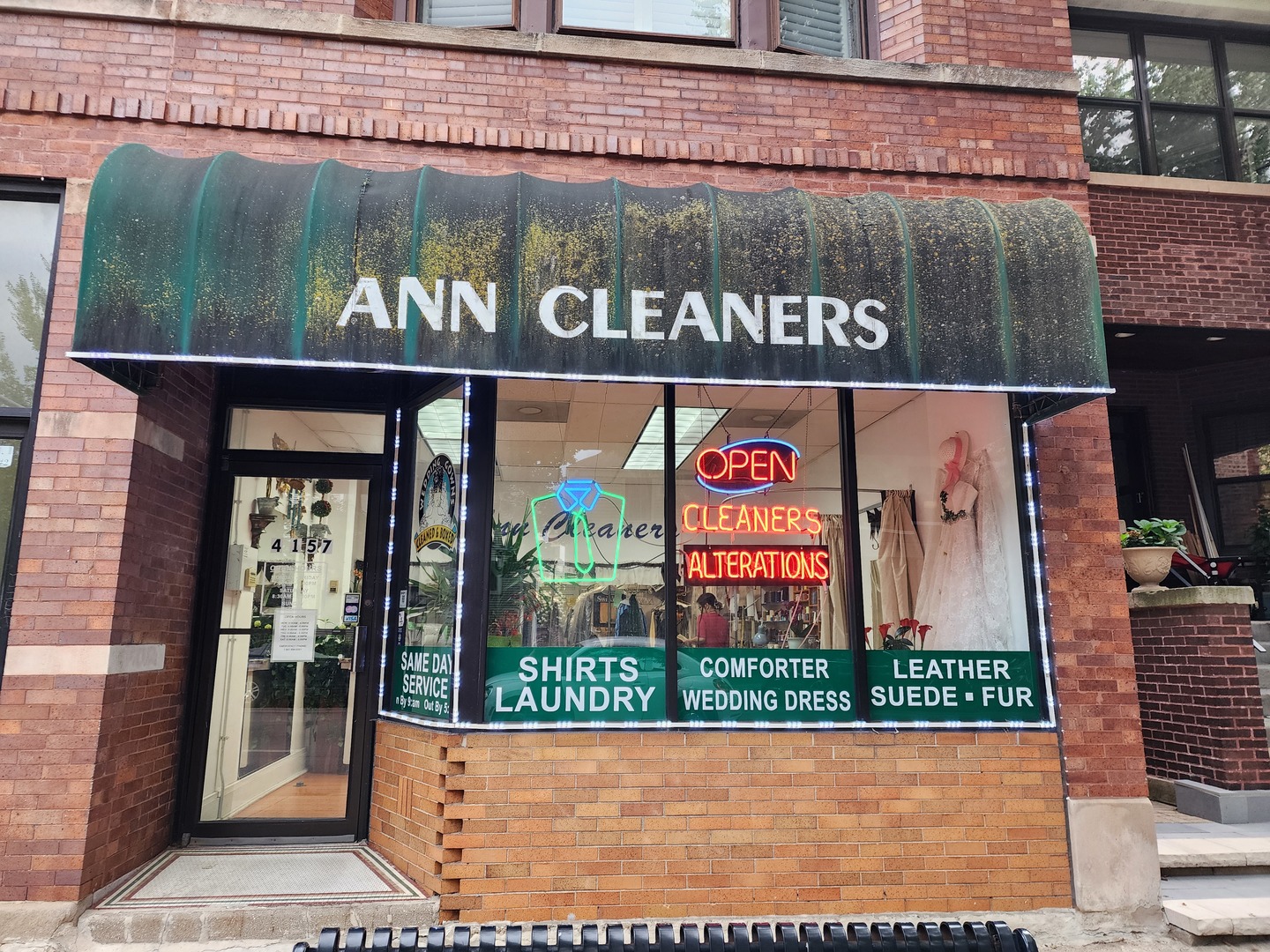 4157 damen Avenue  Chicago IL 60618