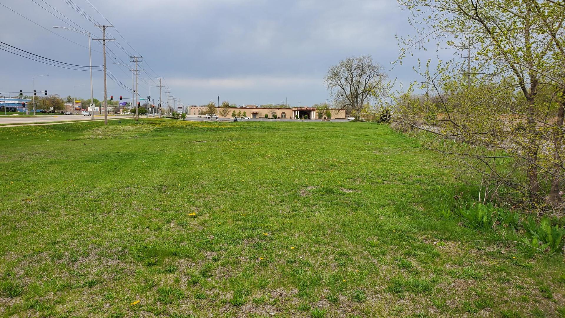18W570 North Avenue  Villa Park IL 60181