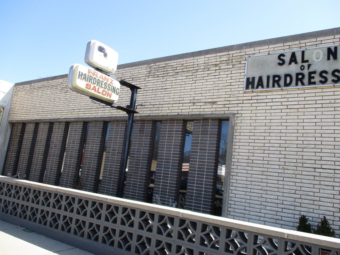 2731 Howard Street  Chicago IL 60645